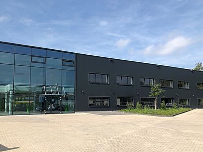 Straka-Scheffels in Velbert Werkhalle mit Buerogebaeude mit Pfosten-Riegelkonstruktion im Eingangsbereich von Schreiber Stahlbau