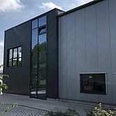Straka und Scheffels in Velbert, gebaut von Schreiber Stahlbau Übergang Bürobereich zum Hallenbereich