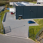 Das Dach des von Schreiber Stahlbau errichteten Hallenbauwerks der Fa. Harhues in Velbert erhält Oberlichter und eine Photovoltaikanlage