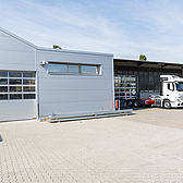 Sektionaltor mit Sichtsektion der Firma Hörmann für das Bauvorhaben Tang in Hilden von Schreiber Stahlbau