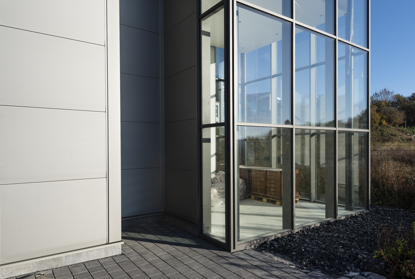 Pfosten-Riegel-Fassade einer Lagerhalle in Wuppertal erstellt von Schreiber Stahlbau