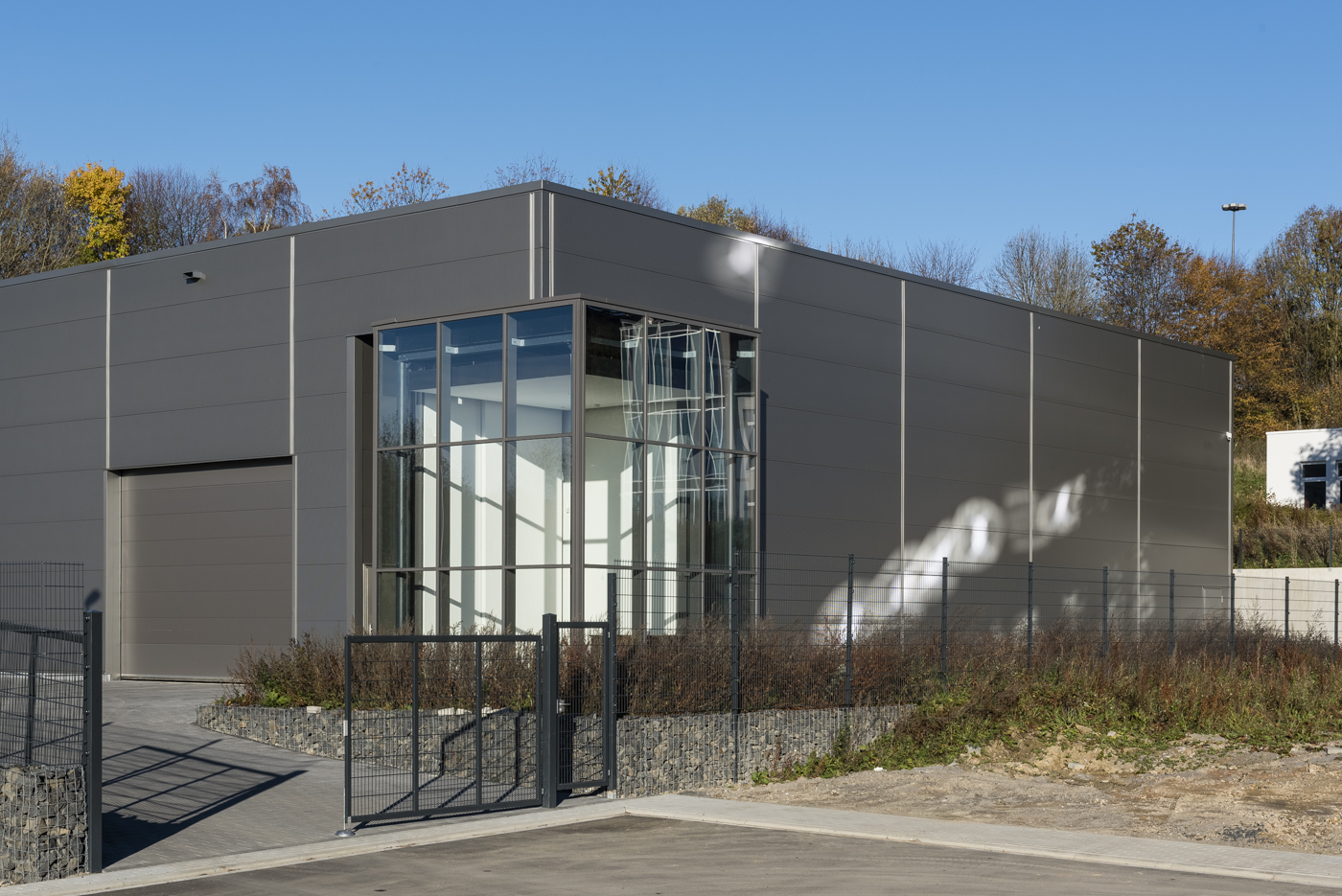 Neubau einer Schreiber Stahlbau Lagerhalle mit Glasfassade 