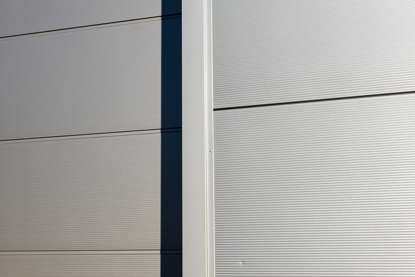 Hoesch Thermowand Integral mit Lisenen an einer Schreiber Stahlbau Lagerhalle