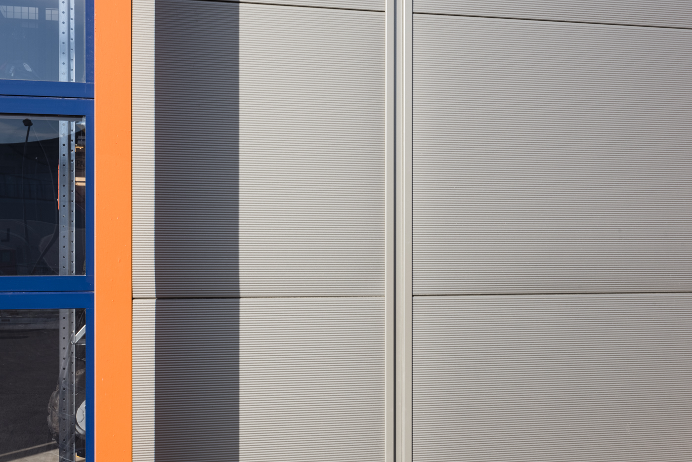 Lisenendetail der Sandwichfassade der Werkstatthalle von Schreiber Stahlbau