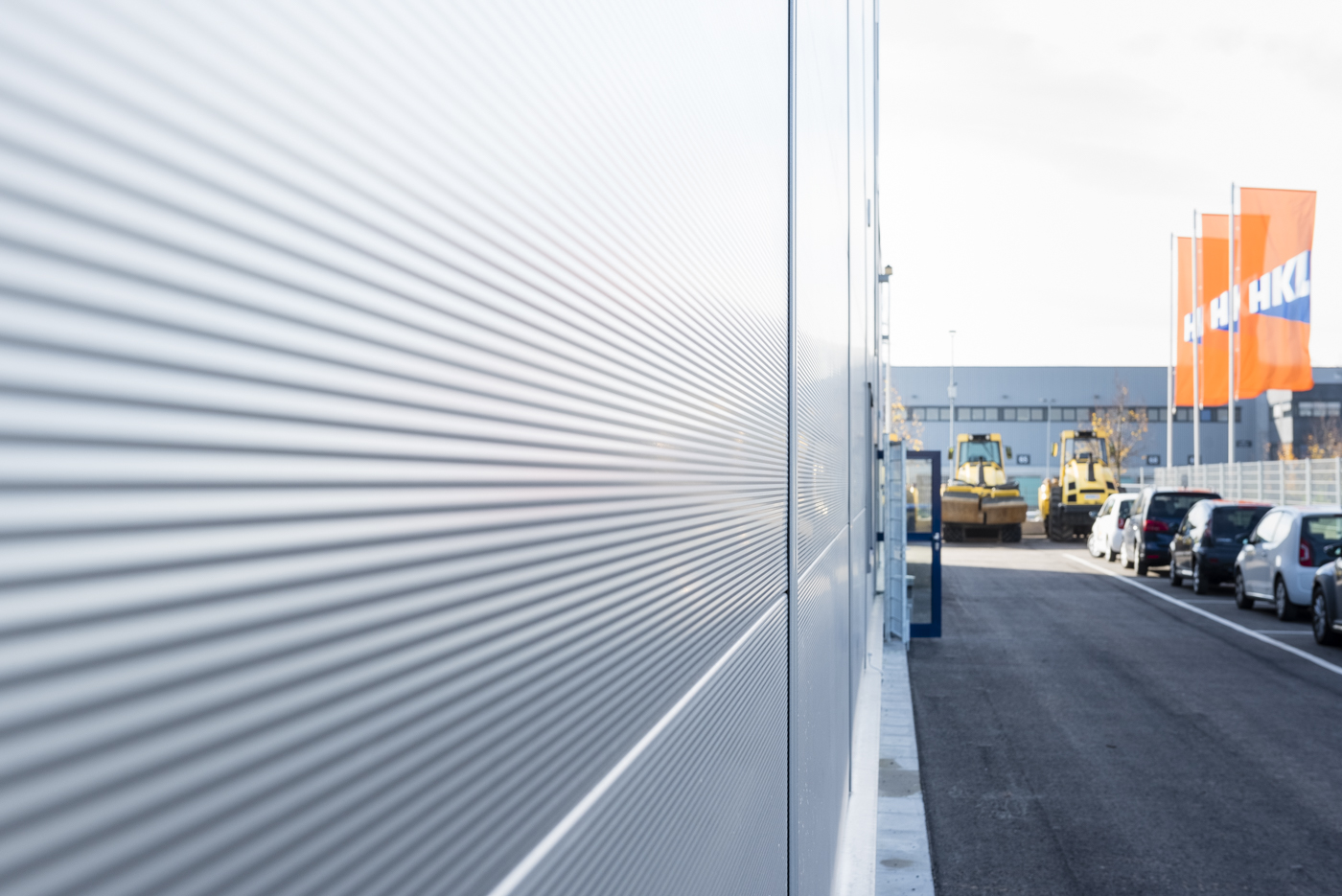 Nahaufnahme der Hoesch Isowand des Hallenbaus von Schreiber Stahlbau