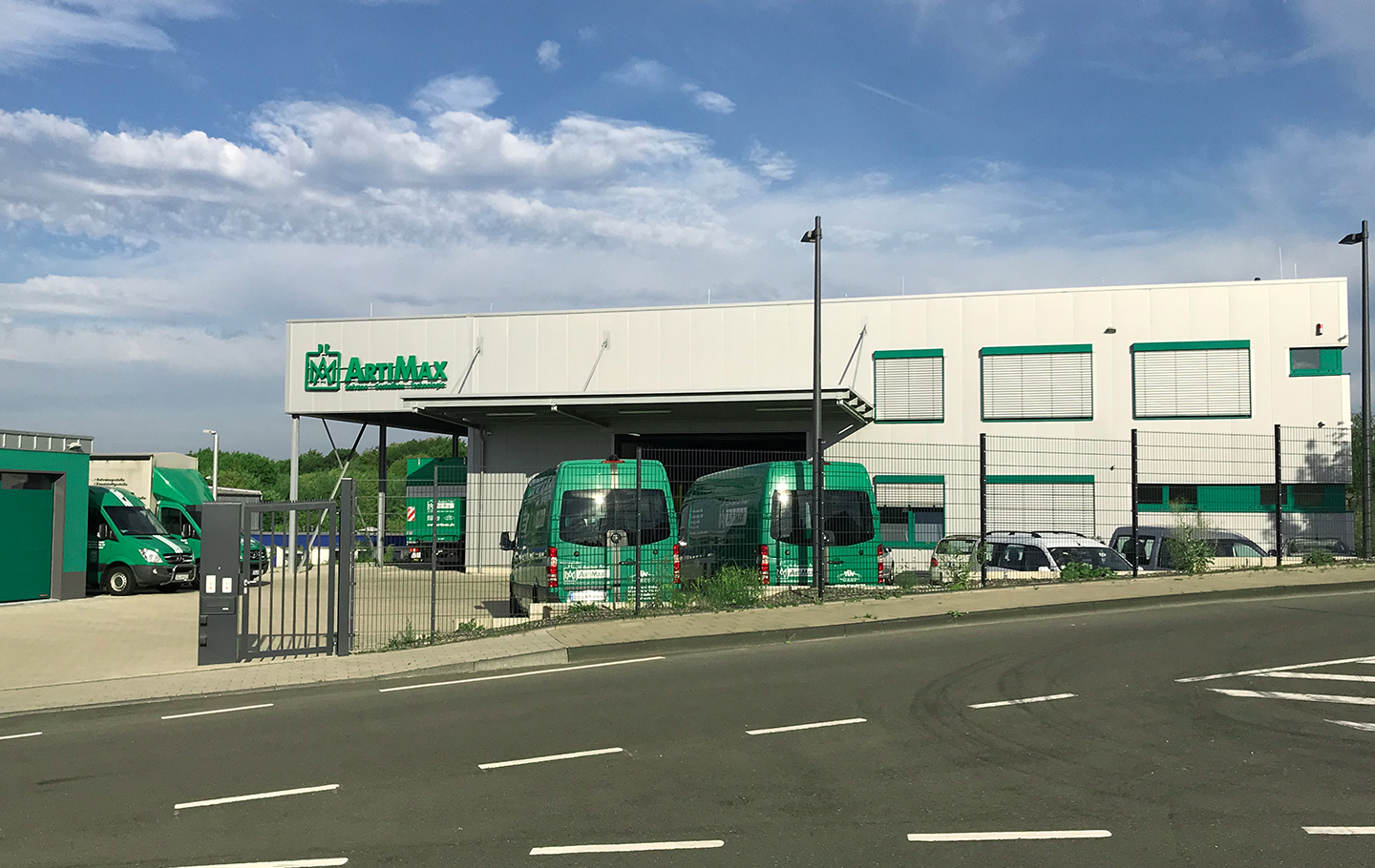 Produktionshalle mit Vordach in Solingen erstellt von Schreiber Stahlbau