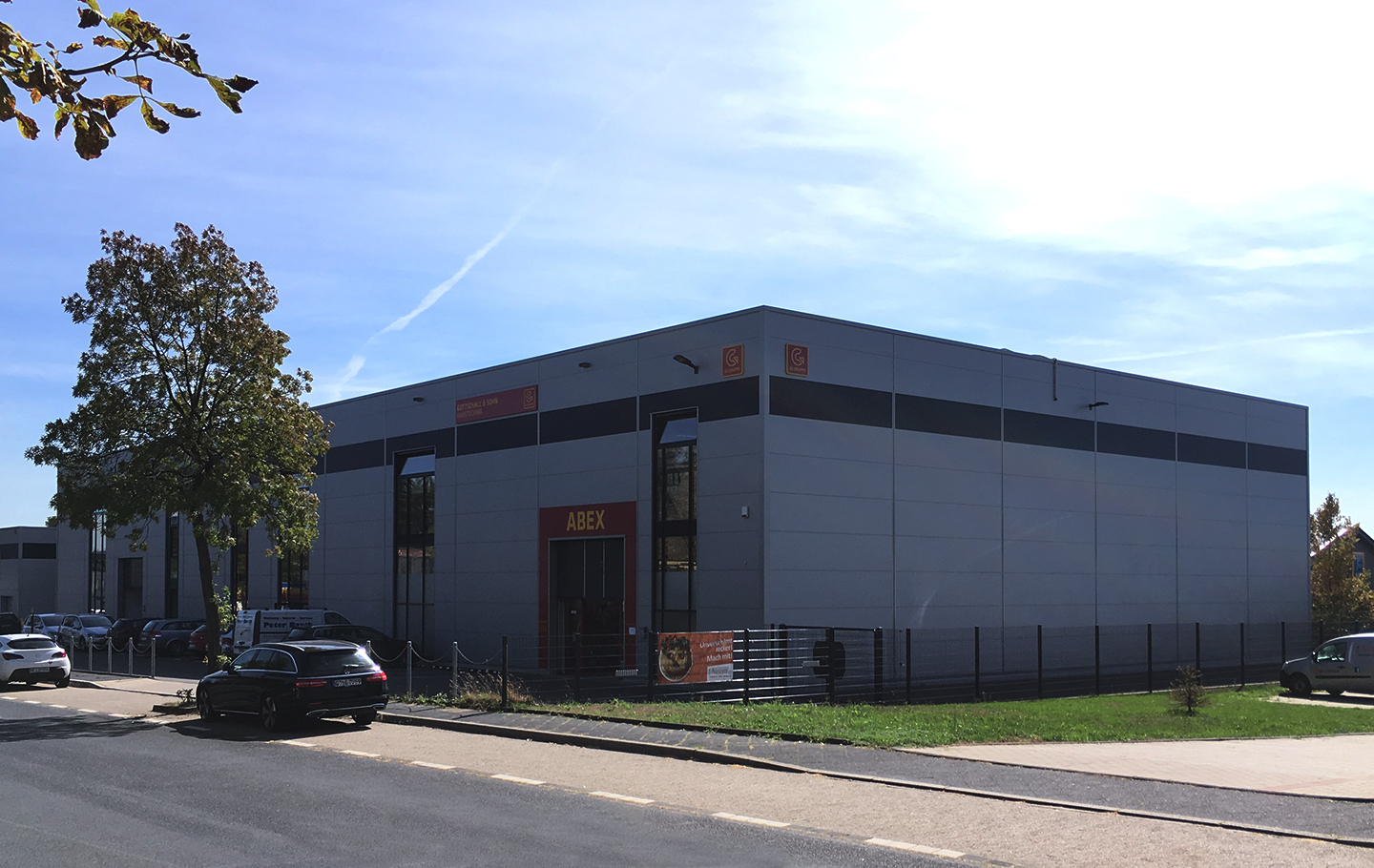 Produktionshalle mit Fassade aus horizontal verlegter Thermowand mit verdeckter Befestigung für die Firma Mentor gebaut von Schreiber Stahlbau