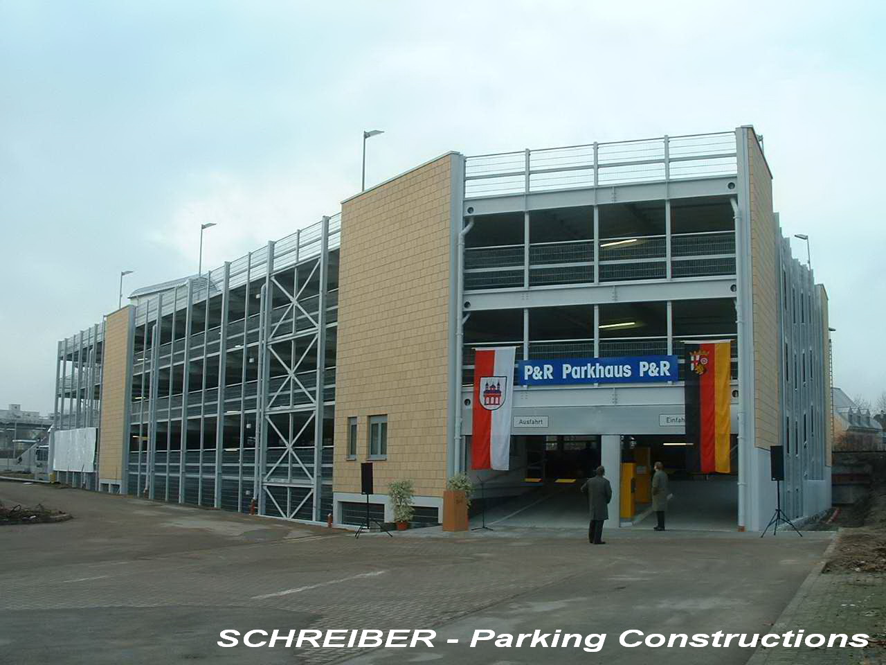 Parkhaus Stahlkonstruktion mit Sichtmauerwerk eines Systemparkhauses von Schreiber Stahlbau