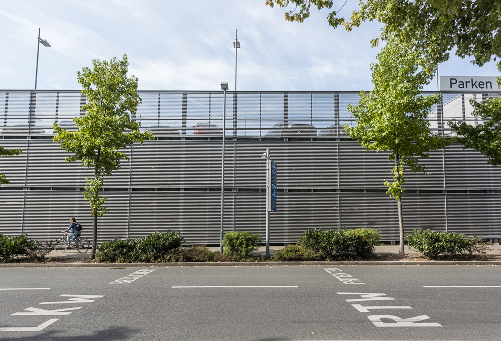 Parkhausfassade an einem Schreiber Stahlbau Parkhausneubau