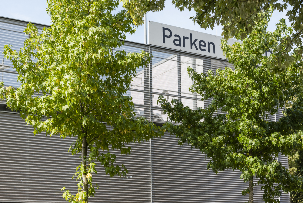 Begrünung der Fassade des Parkhauses Uniklinik Düsseldorf erstellt von Schreiber Stahlbau.